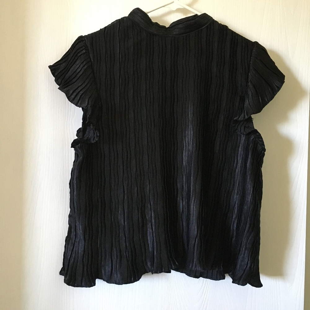 Ellison pleated plissé finish tie back blouse. Size M.